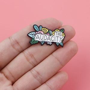 En gros, Broches en métal émaillées noires, mignonnes, avec citations anglaises inspirantes, style souvenir, pour vêtements, en stock - Product Image 3
