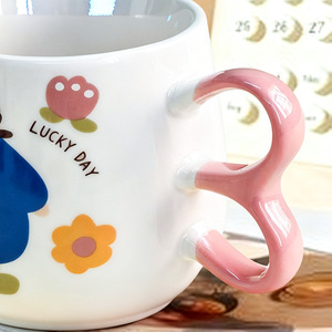 Mug en céramique avec motif de fille de dessin animé mignon, design rétro, mug artistique pour cadeaux - Product Image 2