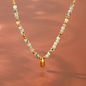 Collar con Cruz y Perlas de Agua Dulce Estilo Europeo Americano, Moderno, Versátil, Cadena para Clavícula, Acero Inoxidable Dorado - Product Image 3