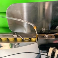 Grande base stable, vibration haute vitesse, alimentateur vibrant à capuchons de bouteilles, couvercle insonorisant, équipement d'automatisation, moteur PLC