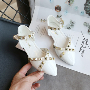 Sandali per bambini 2025 estate nuove <span class=keywords><strong>scarpe</strong></span> in pelle a punta per bambine di mezza età <span class=keywords><strong>scarpe</strong></span> con rivetto a fondo morbido per bambini - Product Image 3