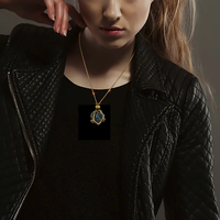 D20 Quicksand Dice avec pendentifs de style cage en acier inoxydable remplaçables, adaptés au port et utilisables à des fins de jeu.