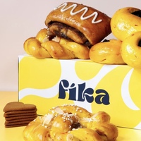 Boîte à pâtisserie personnalisée pour café Boîte à pain pour croissant en papier kraft avec fraises enrobées de chocolat gâteau tiramisu