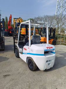 Montacargas Diésel Mini Japonés Usado de 3 Toneladas con Mástil de 3 Etapas TCM TCM30 FD30 para Uso en Interiores, Operación de Pie, en Venta a Bajo Precio - Product Image 2