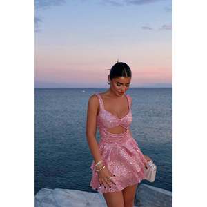 ชุดราตรีทรงเอไลน์สีชมพูหรูหรา ผ่าสูง ยาวกรอมพื้น คอสูง ดีไซน์เรียบง่ายทันสมัย สไตล์งานปาร์ตี้ ประดับดอกไม้สวยงาม เหมาะสำหรับเจ้าสาว - Product Image 1