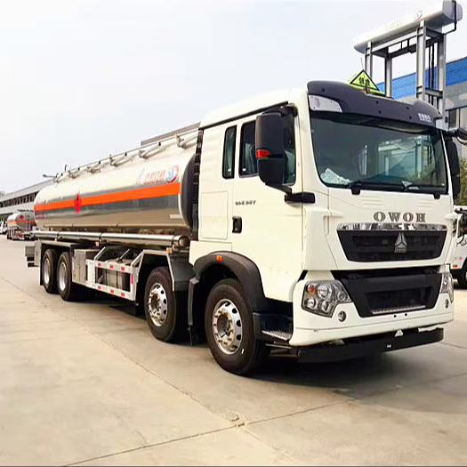 HOWO 8X4 20CBM to 35CBM Aluminum Alloy or Carbon Steel Fuel Tanker Trucks for Oil/Fuel/Diesel/Gasoline Transport