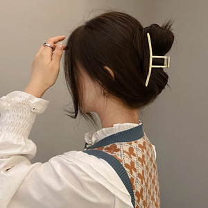 Fermaglio per Capelli in Metallo Texturizzato con Design a Perla, Grande Clip Versatile per Donna - Product Image 2