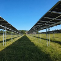 Système de montage solaire agrivoltaïque sur terrain herbeux, structure de support photovoltaïque au sol pour fermes commerciales