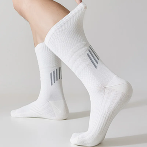 Chaussettes de football pour la course à pied Coolmax avec logo personnalisé pour hommes Chaussettes d'été en coton pour femmes avec coussinets - Product Image 1