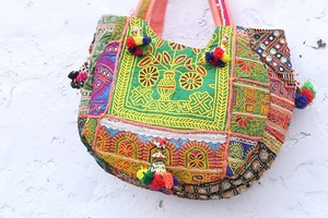 Bolso de Hombro Banjara Bordado a Mano de la India, Moderno, Ligero, con Forro de Algodón y Cierre, para Uso Diario de Mujeres - Product Image 2