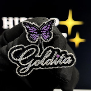 Colgante Personalizado con Nombre Goldita y Mariposa Morada, Letra Decorativa con Acabado en Blanco y Negro - Product Image 5