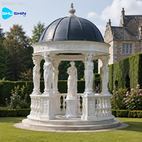 Pavillon de jardin en marbre blanc, rotunde classique en pierre sur mesure avec colonnes sculptées, toit en dôme et statue pour cour de villa