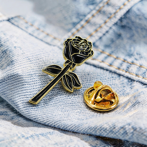 Pin de Solapa Personalizado con Flor, Rosa Negra Esmaltada, para Recuerdos de Boda, Fabricante OEM, Venta al por Mayor, Suministros a Granel, Ventas Comerciales - Product Image 1