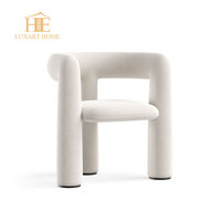 Chaise de salle à manger moderne de luxe, tissu matelassé gris clair, structure en bois massif, design unique et irrégulier, mobilier de maison blanc