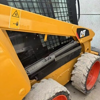 Multifunktionaler Kompaktlader CAT 226B mit Schnellwechsler für Schneepflug, Gabel & Erdbohrer