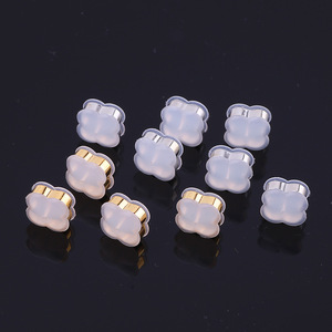Attaches de boucles d'oreilles en silicone plaqué or 18 carats en forme de fleur pour accessoires de bijoux DIY, bijoux de piercing unisexe - Product Image 2