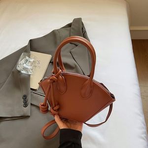 Venta al por mayor directa de fábrica: Bolso bandolera retro de lujo para mujer, de cuero PU impermeable, estilo japonés-inglés, tipo saco. - Product Image 1