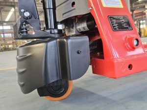 รถยกพาเลทไฟฟ้าแบบกำหนดเองได้ 1500 กก. 1.5 ตัน 3000 ปอนด์ มอเตอร์ AC ขนาดตะเกียบ 1220x685 มม. สำหรับใช้งานภายในอาคาร - Product Image 3