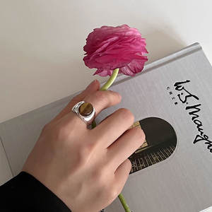 Bague minimaliste rétro en argent pur S925 pour femmes, pierre naturelle œil de tigre, incrustation fine, design ovale large personnalisé - Product Image 1