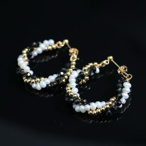 Venta al por mayor de fábrica: Pendientes de aro retorcidos hechos a mano, con perlas naturales de agua dulce y espinela negra, chapados en oro de 14K, para mujer. - Product Image 1