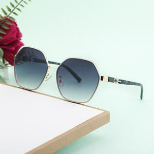 Gafas de Sol Cuadradas para Mujer, Lentes de PC con Protección UV400, Color Negro Gris C1 WF-2A937, Origen Taizhou - Product Image 2