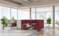 Canapé modulaire moderne avec assise rembourrée et cloison pour hall d'accueil, réception, décoration intérieure commerciale
