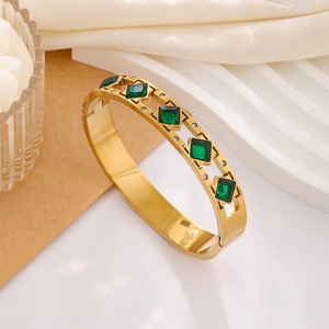 Bracelet jonc en acier inoxydable plaqué or 18 carats avec zircone cubique, design inspiré, motif carré ajouré, bijoux pour femme - Product Image 4