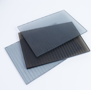 Panneau de verre décoratif gaufré à motif nid d'abeille en gris clair et noir, polyvalent pour les cloisons intérieures et la décoration de meubles - Product Image 2