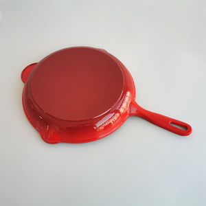 12 "classique <span class=keywords><strong>en</strong></span> <span class=keywords><strong>fonte</strong></span> émaillée grande poêle antiadhésive avec émail noir à l'intérieur costume pour four cuisinière à induction à gaz - Product Image 4