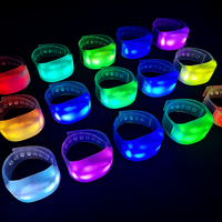 Fabrication de bracelets LED interactifs en plastique pour la musique avec télécommande DMX pour événement et concert