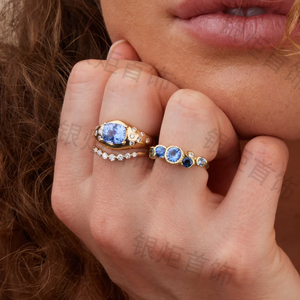 LOZRUNVE 925スターリングシルバー ジルコン 18金ゴールドプレーテッド バーメイル ハンマードベゼル ブルークリスタルリング - Product Image 2