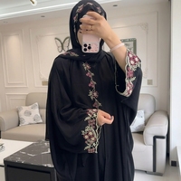 Robe élégante en laine et mousseline brodée de perles à manches longues avec hijab assorti et travail de strass floraux – Ensemble musulman