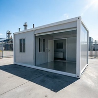 Maison conteneur pliable à panneaux crème, murs ondulés, charnières pliantes, structure en acier blanc, gouttière de toit pour usage en usine chimique