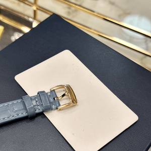 Montre à quartz pour femme avec cadran rond, détails en cristal flottant et bracelet en cuir texturé pour un style polyvalent Chopards - Product Image 4