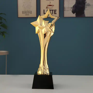 بيع بالجملة راتنج كريستال شعار مخصص راتنج إبداعي مطلي بالذهب جائزة الكأس مع قاعدة كريستال زجاجية سوداء