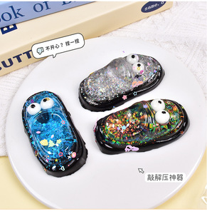 Nouveau jouet anti-stress en forme de chaussure de dessin animé avec finition scintillante colorée pour le soulagement émotionnel, le jeu sensoriel et une présentation mignonne sur étagère - Product Image 4