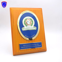 Meilleure qualité EACS bouclier en bois logo personnalisé plaque métallique 3D royal wood award trophée plaque avec boîte en velours OEM