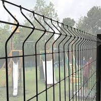 Clôture en treillis soudé pour la sécurité aéroportuaire, pliage 3D avec support pour fil barbelé rasoir pour une protection élevée