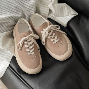 Chaussures tendance à bout bombé pour hommes et femmes, avec embellissement étoile tendance nationale et semelle épaisse rehaussante - Product Image 1