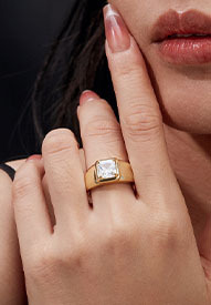 Anillo de Moissanita en Oro Amarillo, Corte Princesa, Engaste Biselado, Anillo de Compromiso Clásico para Hombre, Diseño Geométrico - Product Image 5