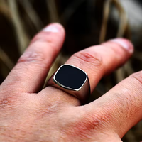 Sechseck-Zeichenring einfarbig schwarzer Edelstein-Zeichen-Schmuckringe 18K goldplattiert Edelstahl individualisierbar Gravurring für Herren