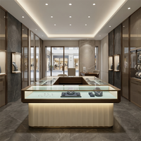 Vitrine à bijoux sur mesure avec finition dorée de luxe, base cannelée, éclairage LED, étanche, écologique, présentoir haut de gamme pour la vente au détail