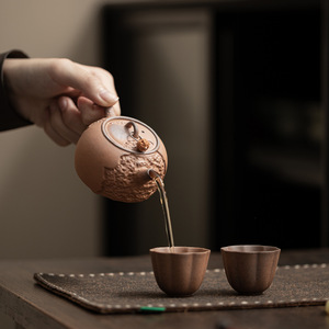 Tetera de Cerámica Japonesa Hecha a Mano de Tamaño Pequeño, de Arcilla de <span class=keywords><strong>Roca</strong></span> Antigua con Diseño Moderno Martillado, Tetera Individual Perfecta - Product Image 3