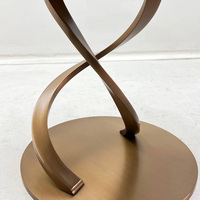 Table d'appoint en marbre naturel personnalisée avec support en métal torsadé artistique, table d'appoint de luxe légère pour canapé