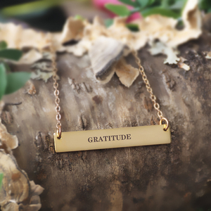 Collar minimalista de barra de oro personalizado con la palabra Loved un collar delicado y elegante para el uso diario - Product Image 2