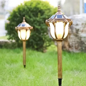 Lampadaire de jardin en fer avec abat-jour en verre LED, lumière blanc chaud 2700K, IP66, résistant aux intempéries, alimenté par énergie solaire, détecteur de mouvement pour usage extérieur - Product Image 3