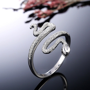 Anello da Donna con Farfalla in Zirconi Micro Pave, Design Classico Unico, Gioiello da Dito Impilabile per Uso Quotidiano, Regalo Versatile - Product Image 5