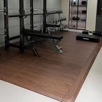 Tapis de sol en caoutchouc durable avec grain de bois insonorisé et sportif pour zone de force avec haltère et haltère