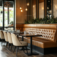 Ensemble de mobilier de restaurant moderne et écologique : banquette en cuir marron foncé en forme de L, tables carrées et chaises-canapés pour café et salle à manger