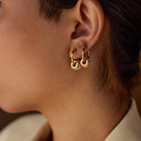 Vente en gros de boucles d'oreilles créoles en acier inoxydable plaqué or PVD 18 carats avec strass boucles d'oreilles Huggie classiques en or hypoallergénique